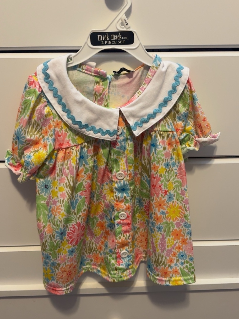 NEW WITHOUT TAGS
Kids Floral Top with Peter Pan Collar - Multicolor. SHIRT ONLY